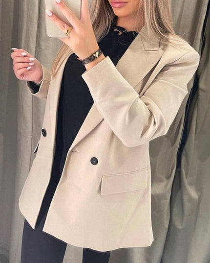 Damski płaszcz o kroju marynarki