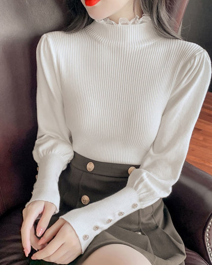 Damski sweter z golfem wykończonym falbanką i guzikami