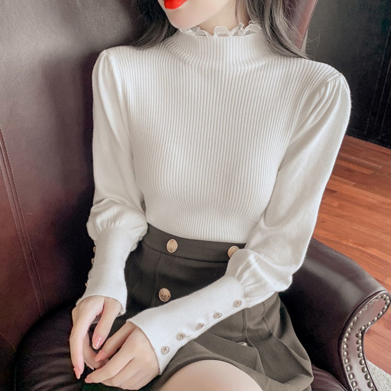 Damski sweter z golfem wykończonym falbanką i guzikami