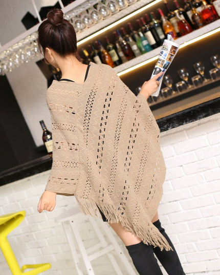Damski sweter typu ponczo ażurowy z frędzlami