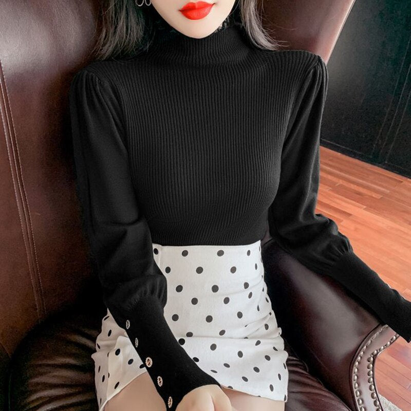 Damski sweter z golfem wykończonym falbanką i guzikami