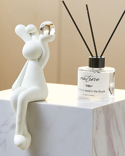 Figurka dekoracyjna królik siedzący w jasnych kolorach