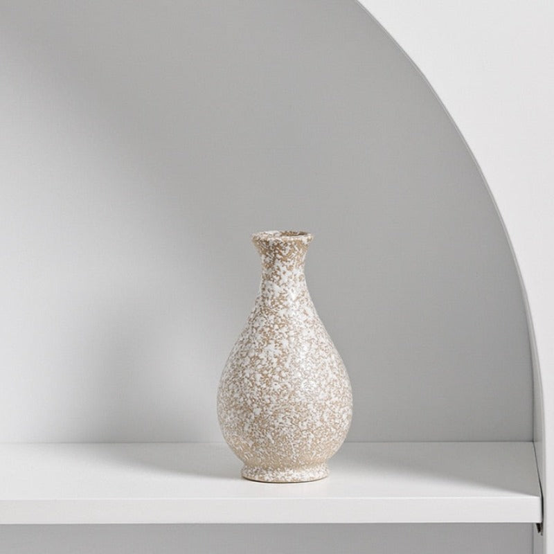 Wazon o chropowatym złotym wykończeniu