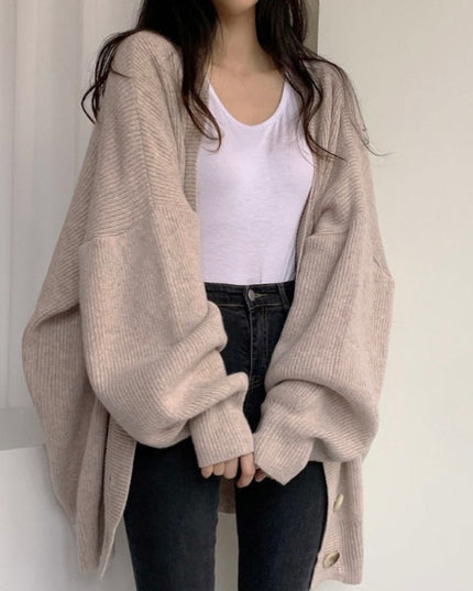 Damski sweter typu kardigan zapinany na guziki o kroju oversize