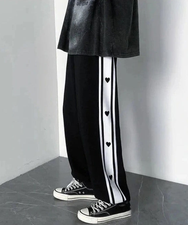 Damskie spodnie dresowe z serduszkami na nogawkach