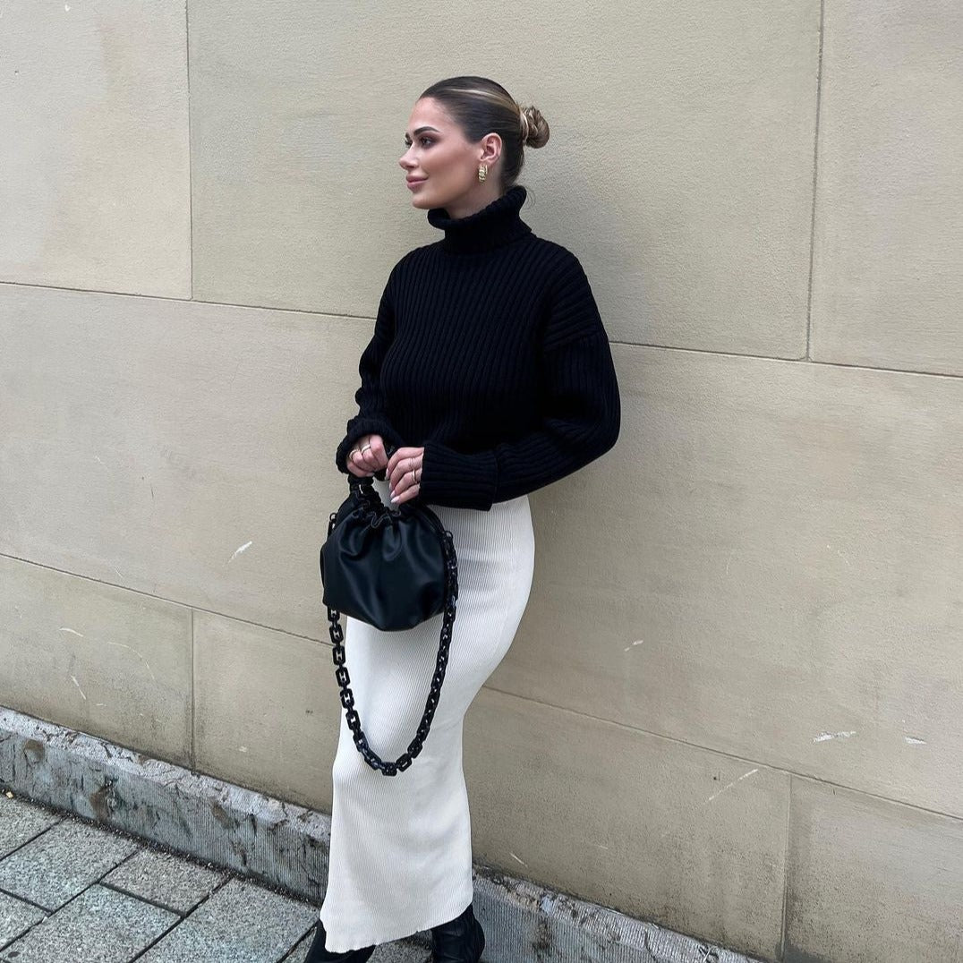 Damski sweter typu golf długości crop top