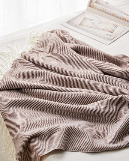 Koc we wzory o gładkiej fakturze z frędzlami