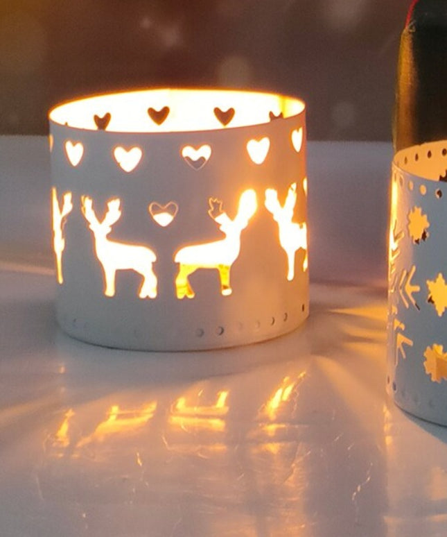 Świąteczny świecznik biały z ażurowymi dekorami w kształcie reniferów