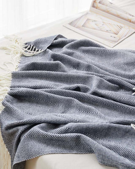 Koc we wzory o gładkiej fakturze z frędzlami