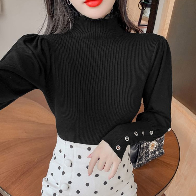 Damski sweter z golfem wykończonym falbanką i guzikami