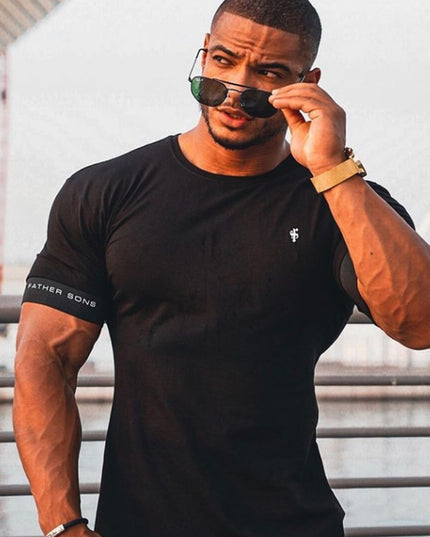 Męski T-shirt z naszywką i lamówką na rękawach