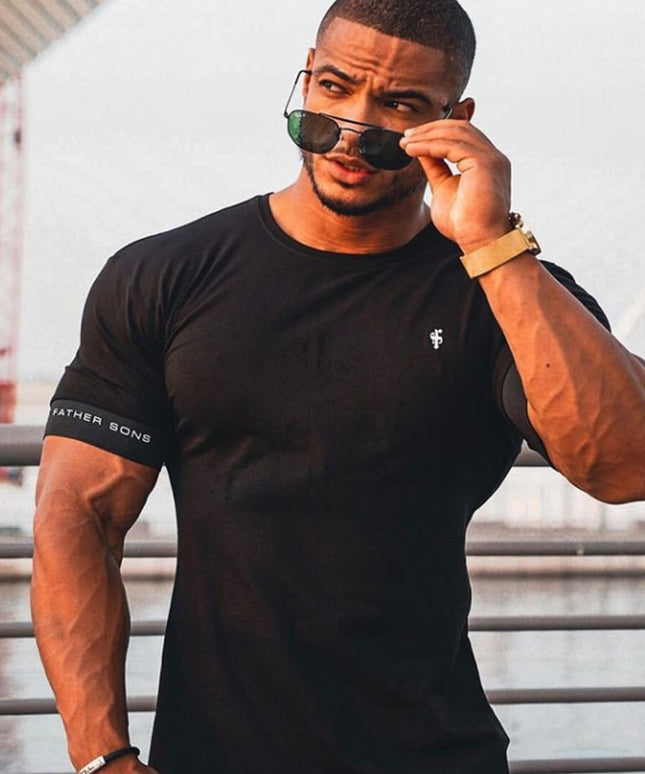 Męski T-shirt z naszywką i lamówką na rękawach