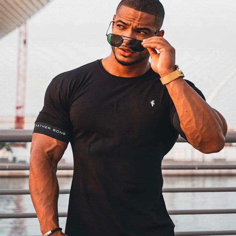 Męski T-shirt z naszywką i lamówką na rękawach