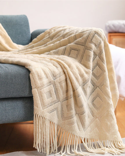 Koc z frędzlami i wzorzystą fakturą