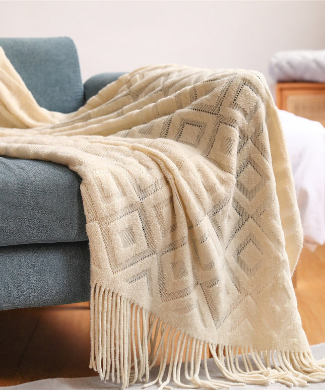 Koc z frędzlami i wzorzystą fakturą