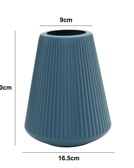 Wazon z prążkowanym wykończeniem z poszerzanym dołem