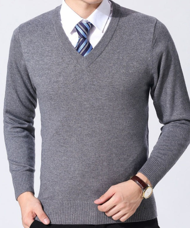 Męski sweter z dekoltem w serek o dopasowanym kroju