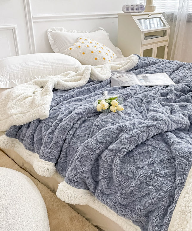 Miękki koc dwustronny ze sweterkowym tłoczeniem