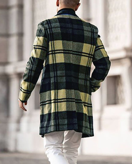 Męski płaszcz w kratkę zapinany na guziki