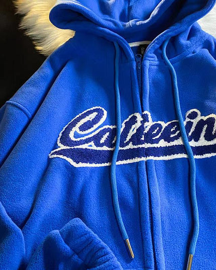 Damska bluza zapinana na zamek z naszywanym napisem