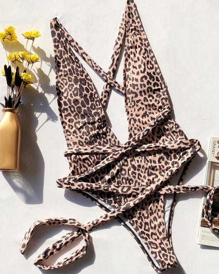 Damski jednoczęściowy strój kąpielowy w panterkę z głębokim dekoltem i wiązaniem