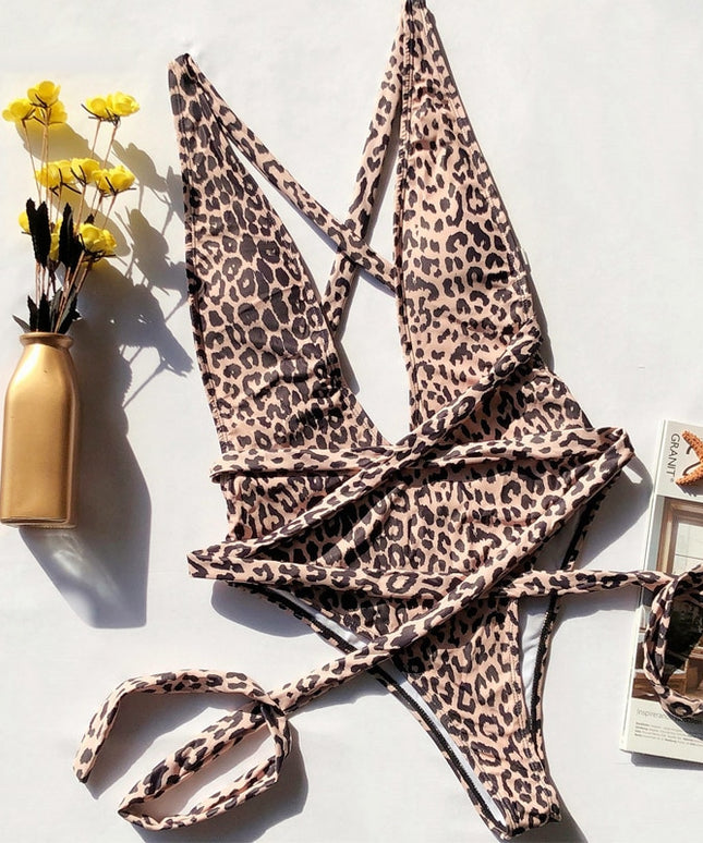 Damski jednoczęściowy strój kąpielowy w panterkę z głębokim dekoltem i wiązaniem