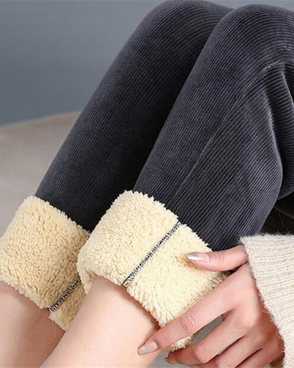 Damskie zimowe spodnie sztruksowe z futerkiem od środka