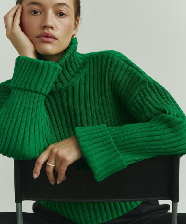 Damski sweter typu golf długości crop top