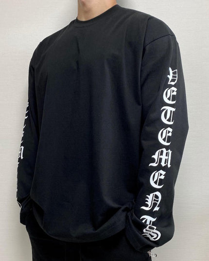 Męska koszulka z długim rękawem o prostym kroju z napisami na rękawach