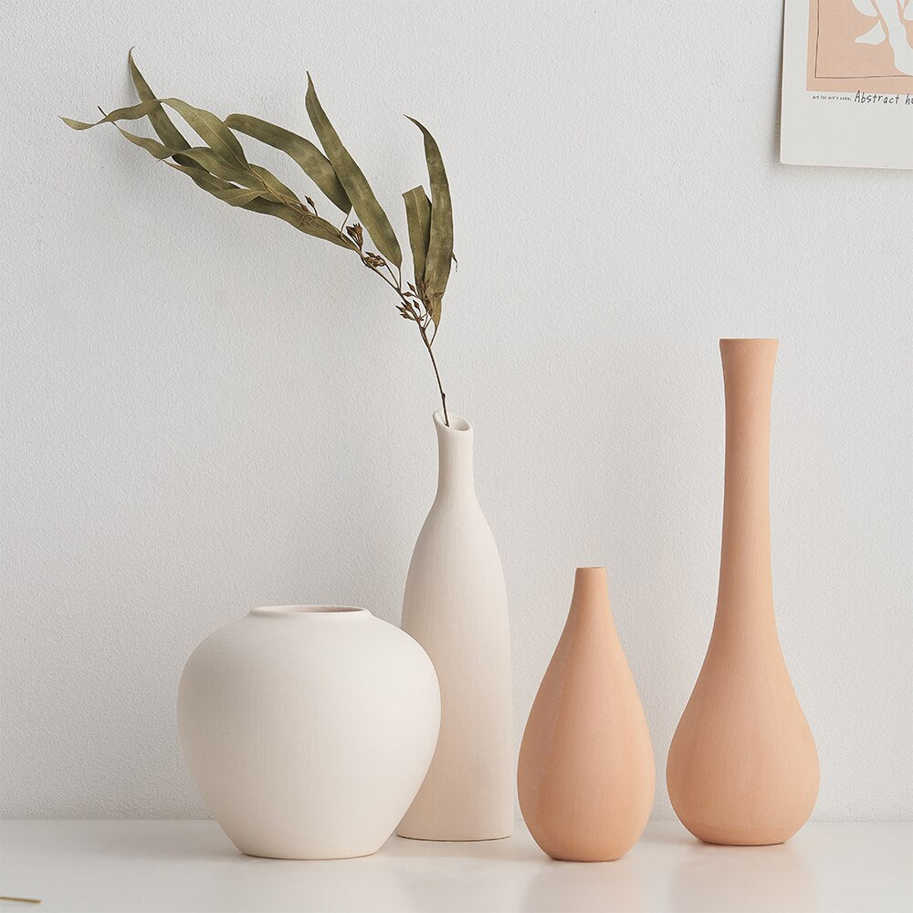 Wazon ceramiczny w jasnych kolorach reguralne kształty