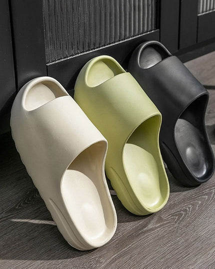 Modne klapki w jasnych kolorach