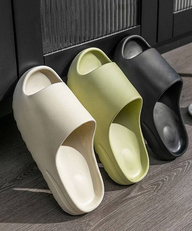 Modne klapki w jasnych kolorach