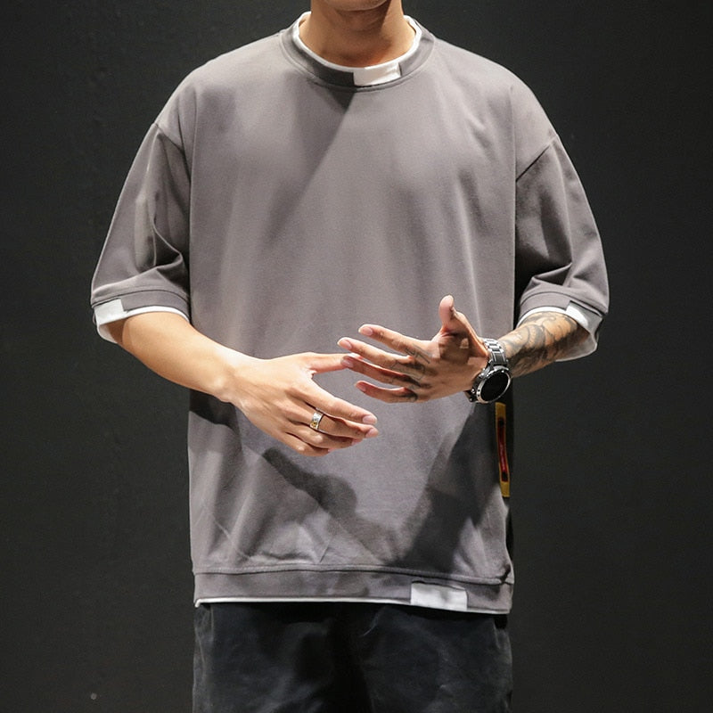 Męski T-shirt oversize z ozdobnymi wstawkami