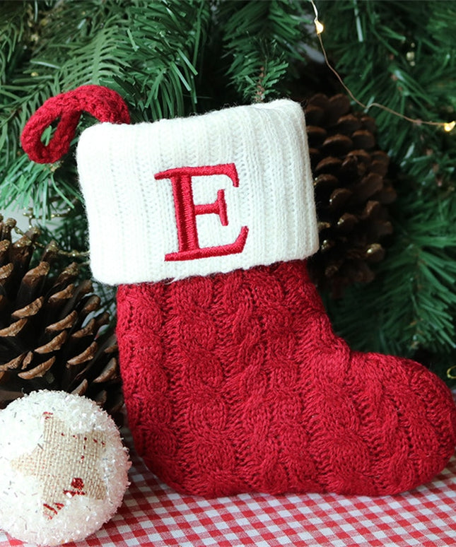 Świąteczna ozdoba wisząca w postaci skarpety z literą E