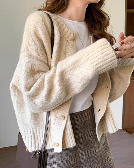 Damski sweter typu kardigan zapinany na guziki z dekoltem w łódkę