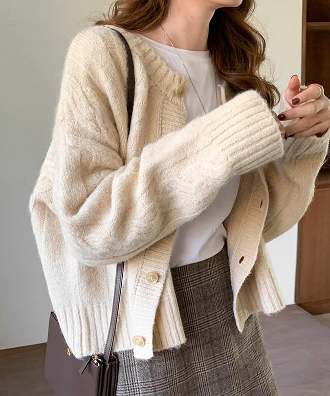 Damski sweter typu kardigan zapinany na guziki z dekoltem w łódkę