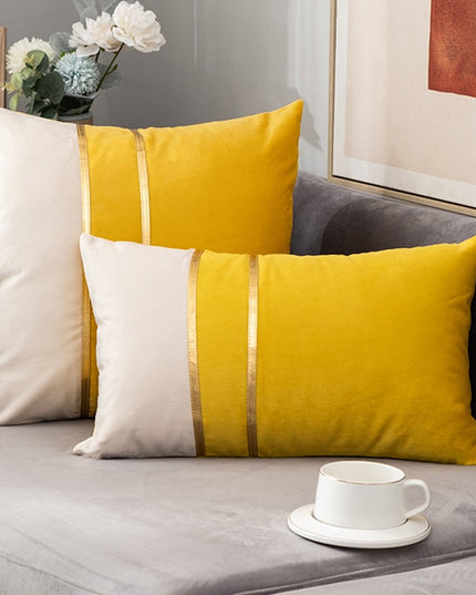 Poszewka na poduszkę dekoracyjna ze złotym elementem