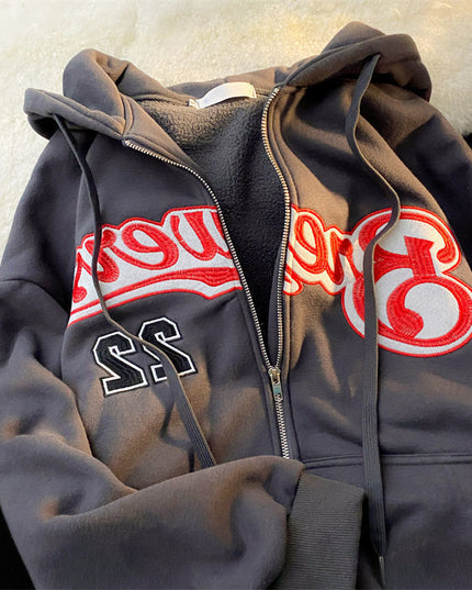 Damska bluza zapinana na zamek z naszywanym napisem