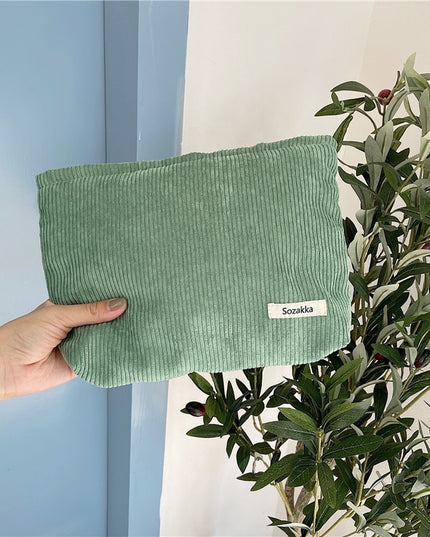 Kosmetyczka sztruksowa w jasnych kolorach