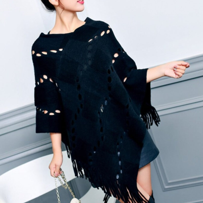 Damski sweter typu ponczo wykończony frędzlami