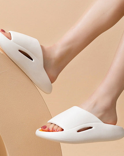 Klapki na grubej platformie z wycięciem z boku