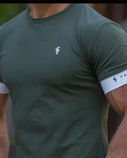 Męski T-shirt z naszywką i lamówką na rękawach