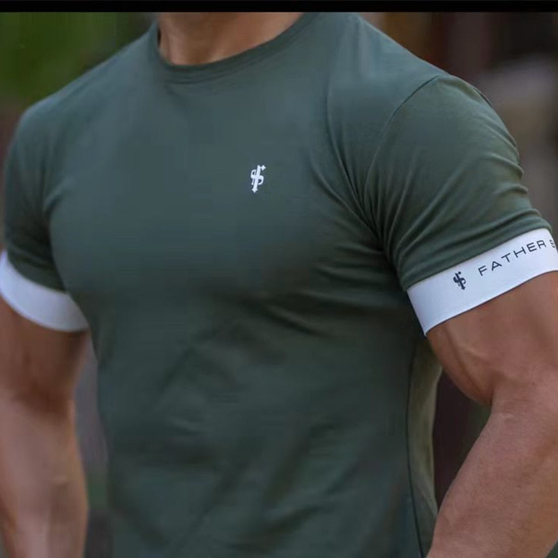 Męski T-shirt z naszywką i lamówką na rękawach