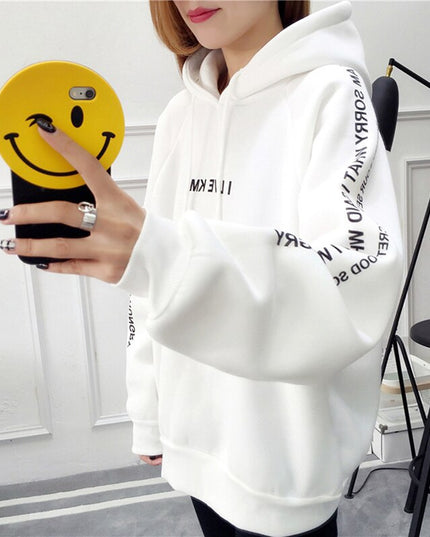 Damska bluza z napisami na rękawach