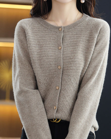 Damski sweter typu kardigan zapinany na guziki