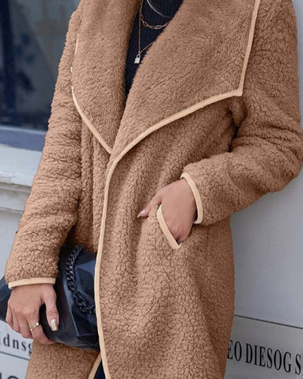 Damski płaszcz wykończony lamówką