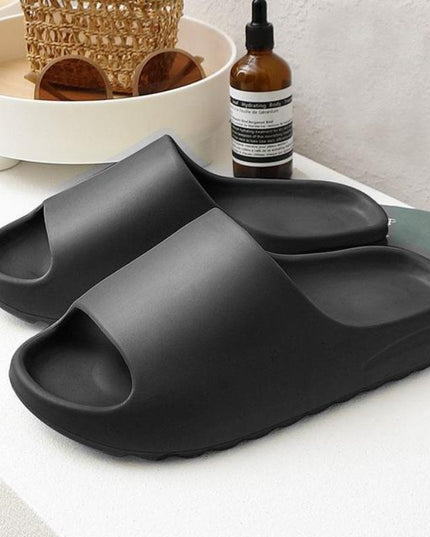 Modne klapki w jasnych kolorach