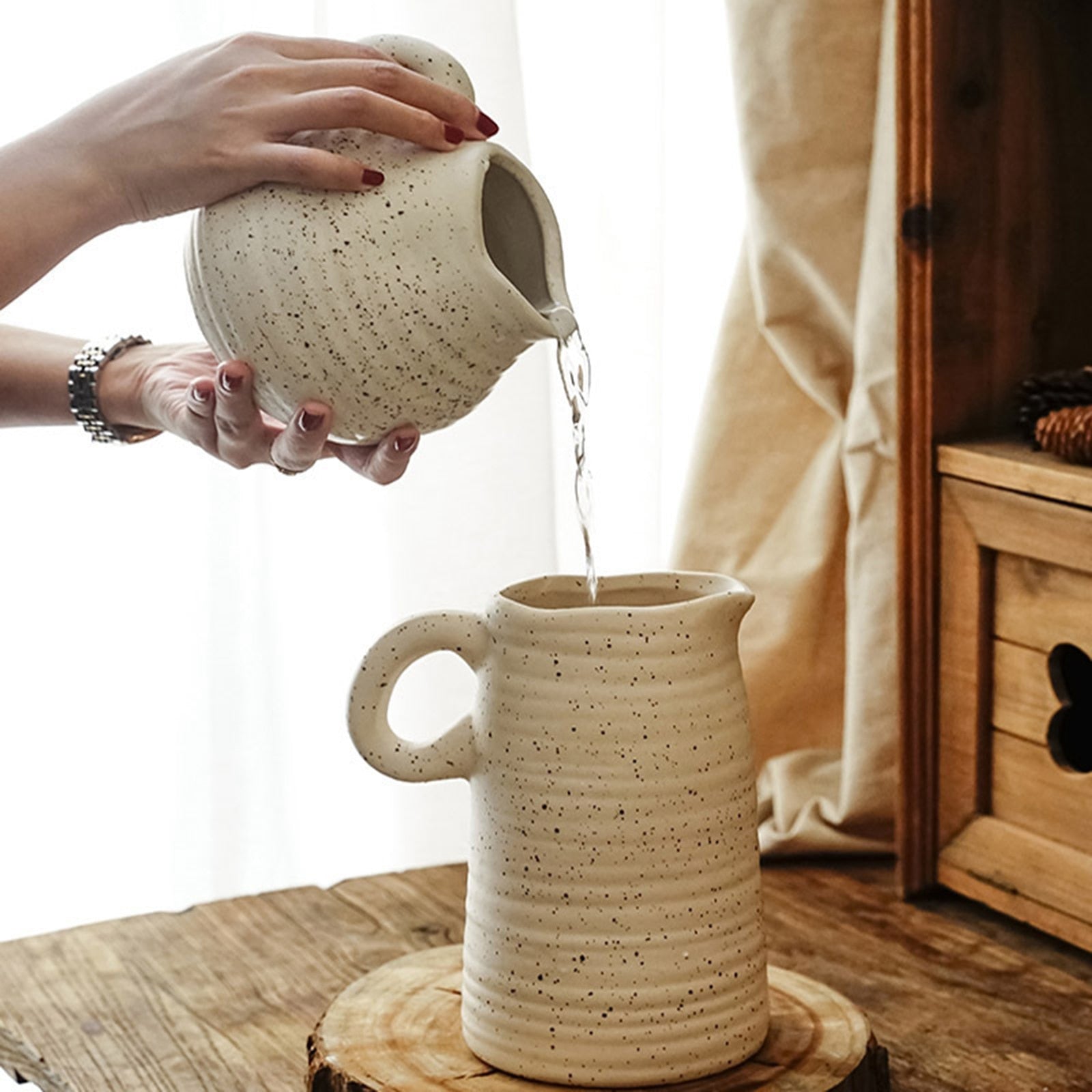 Wazon ceramiczny w jasnych kolorach w kropki
