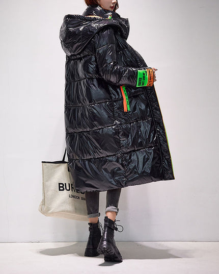 Damska kurtka zimowa z połyskującego materiału z kolorowymi wstawkami