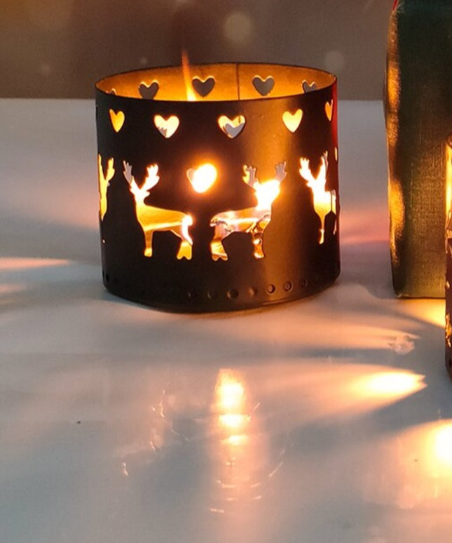 Świąteczny świecznik czarny z ażurowymi dekorami w kształcie reniferów